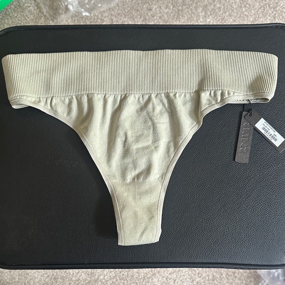 SKIMS Other - Skims Seamless Ribbed Waist Thong - Talc